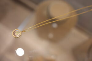 Silver Chain Silver Frame Gold Cedar With Sand